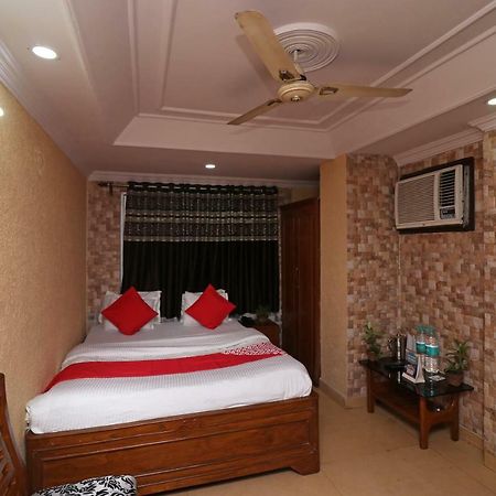 Oyo Flagship 16209 Hotel Ambar Palace Bara Bazar Екстер'єр фото