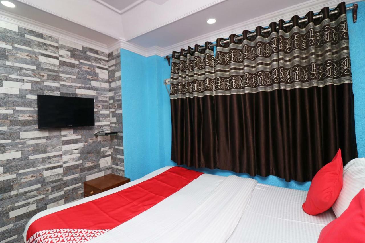 Oyo Flagship 16209 Hotel Ambar Palace Bara Bazar Екстер'єр фото