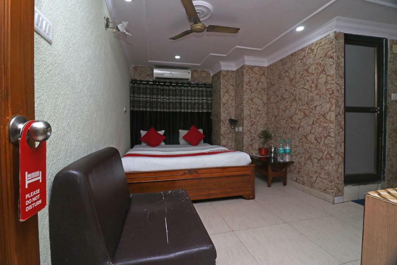 Oyo Flagship 16209 Hotel Ambar Palace Bara Bazar Екстер'єр фото